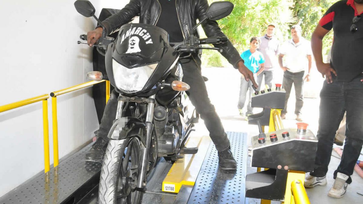 C’est sur cette plateforme que les motos sont pesées et leurs freins testés.