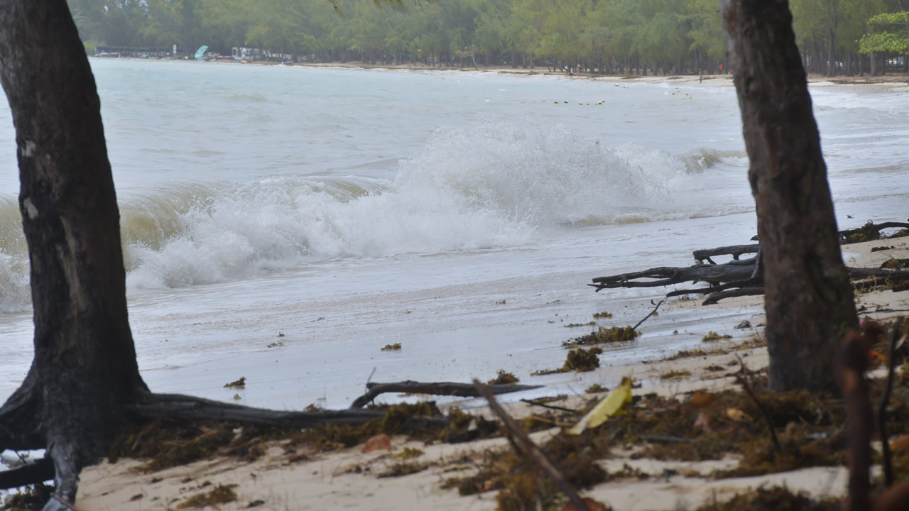 ​  La plage de Mont-Choisy menacée par les grosses houles.  ​