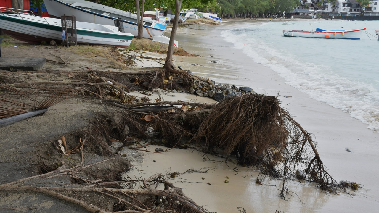 À Grand-Baie, la plage se réduit comme peau de chagrin.