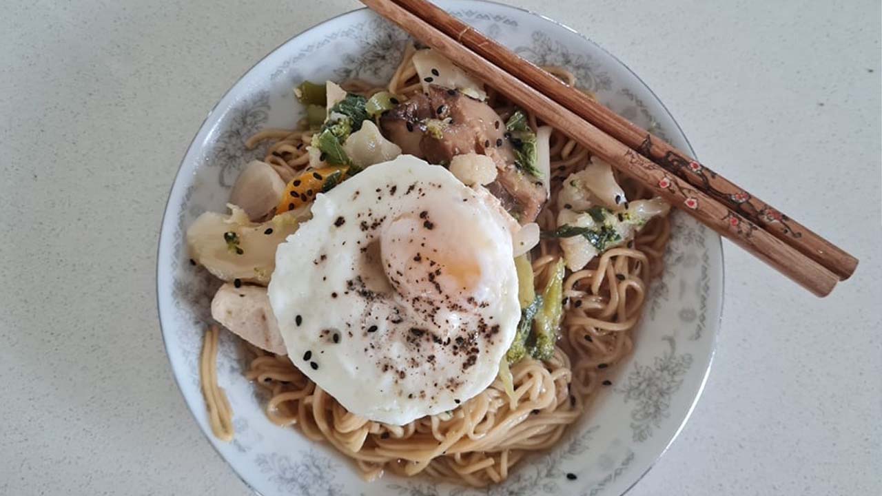 Alexia a cuisiné des nouilles avec un chop suey végétarien.