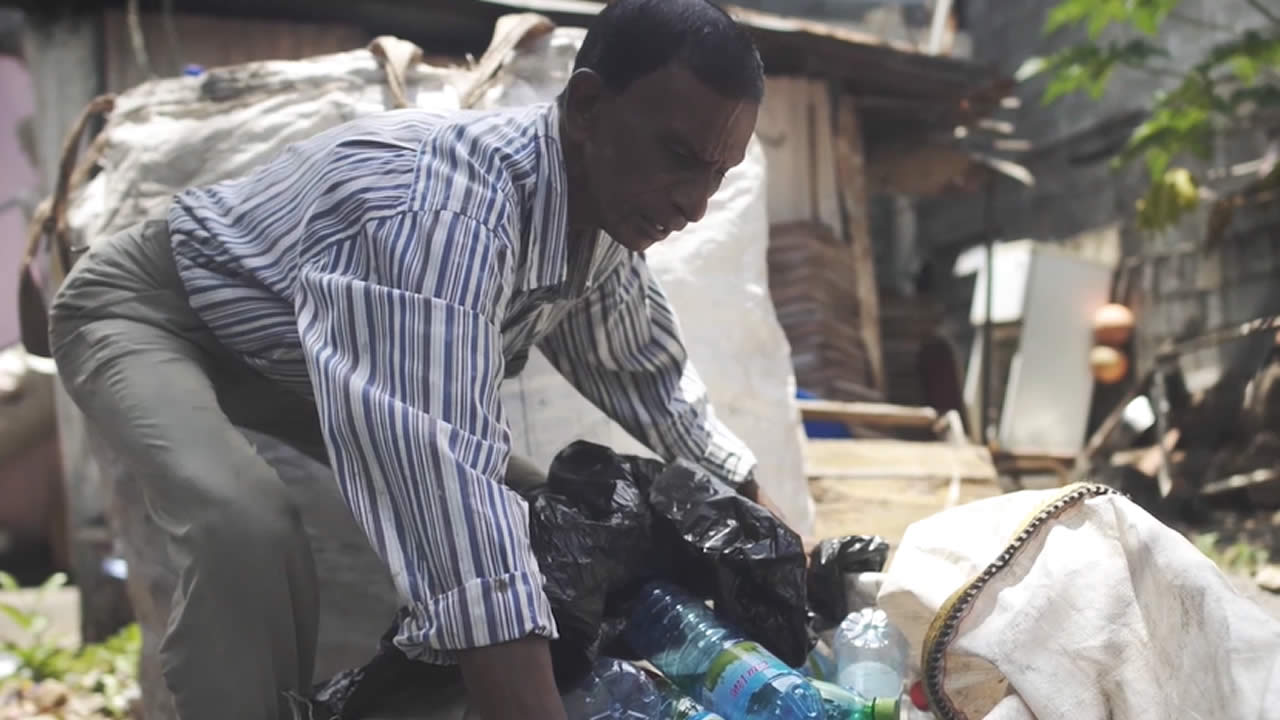 Il sillonne les régions avoisinantes du Nord pour ramasser les bouteilles en plastique.