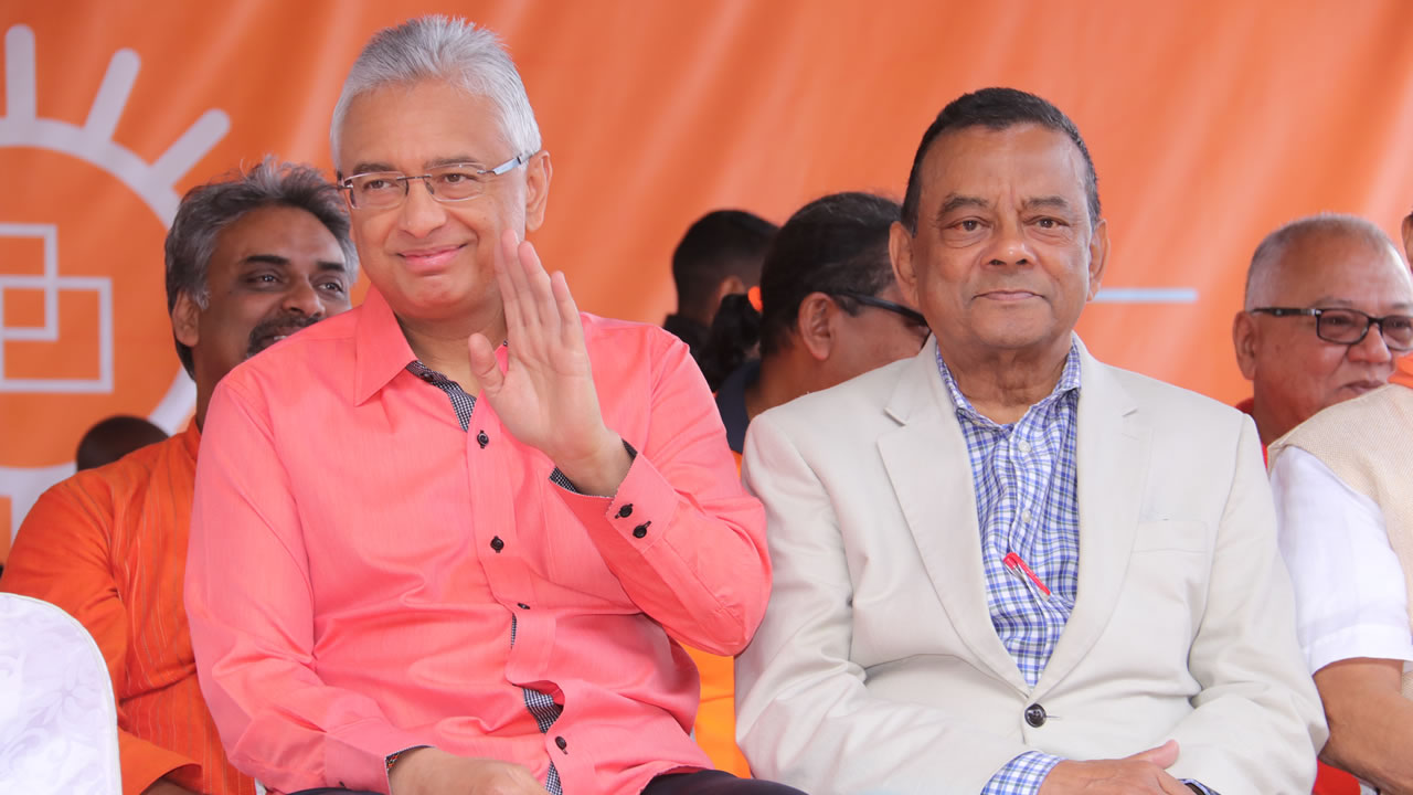 Pravind Jugnauth à côté d’Ivan Collendavelloo.