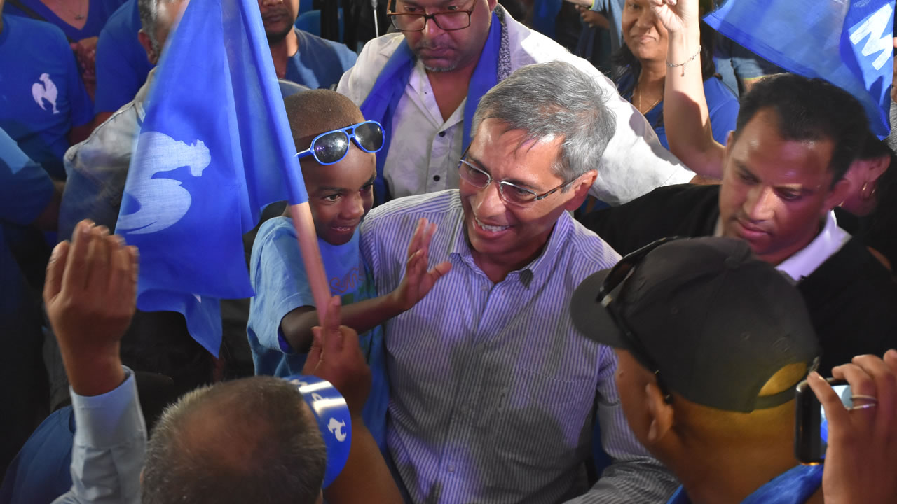 L’arrivée du leader du PMSD. Il tient un enfant dans ses bras.