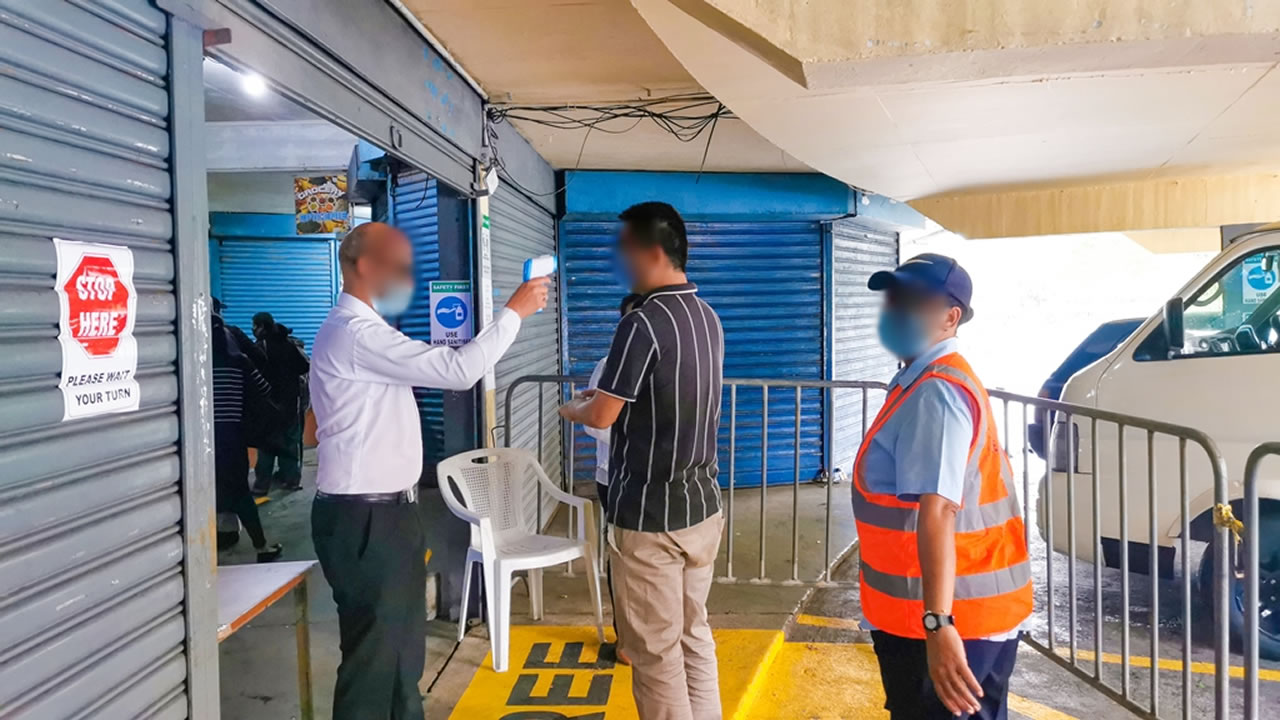 Contrôle sanitaire très strict à l’entrée du marché de Curepipe depuis le matin.