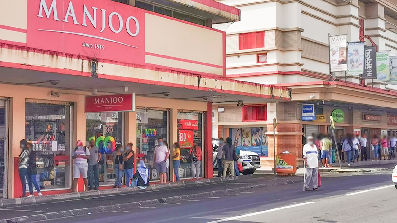 Ils sont nombreux les policiers à sillonner les rues pour faire respecter l’ordre. Tout près du marché, un marchand de masque médical a été prié de vider les lieux, car c’est interdit de vendre des produits à l’extérieur du marché.