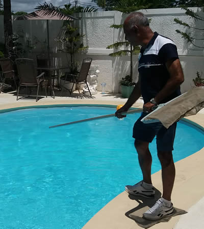 Le maître-nageur conseille d’avoir une perche au bord de la piscine pour se prémunir en cas de difficulté.