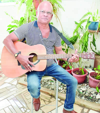 Alain Tourail apprend aussi à jouer à la guitare.