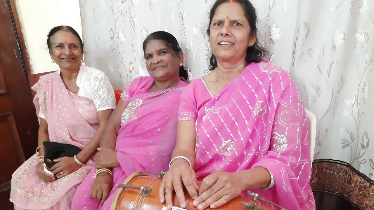 La petite troupe de chanteuses et musiciennes en langue bhojpuri.