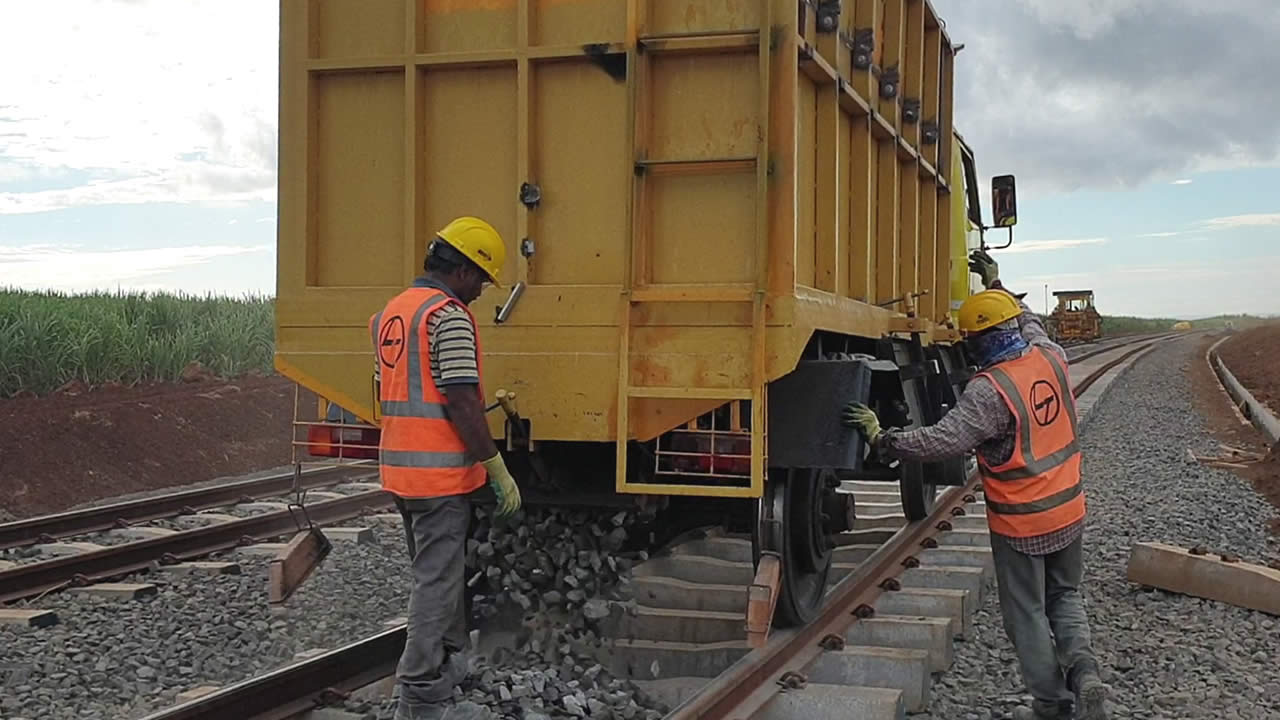 Un camion spécialement conçu pour remplir de grabeaux l’espace entre les rails à Chebel.