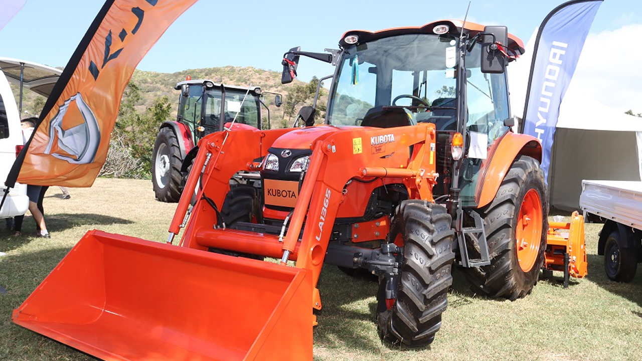 Le tracteur compact Kubota est présenté par Scomat à prix réduit.