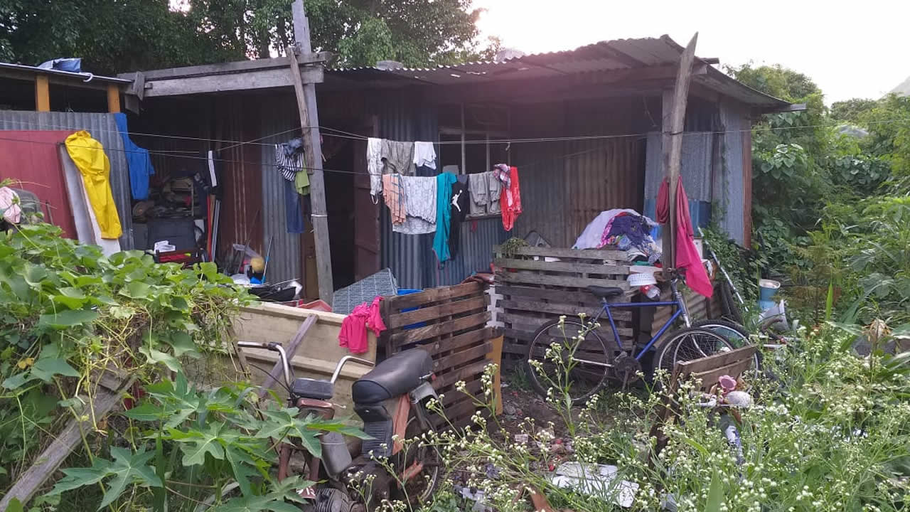 C’est au pied de la montagne Corps-de-Garde, loin de toute civilisation, que la famille Vert a érigé une nouvelle maison. L’ancienne a été ravagée par un incendie.