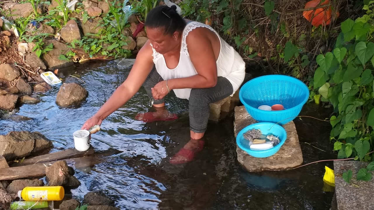 C’est dans une source d’eau que la mère de famille puise pour faire la lessive et la vaisselle.