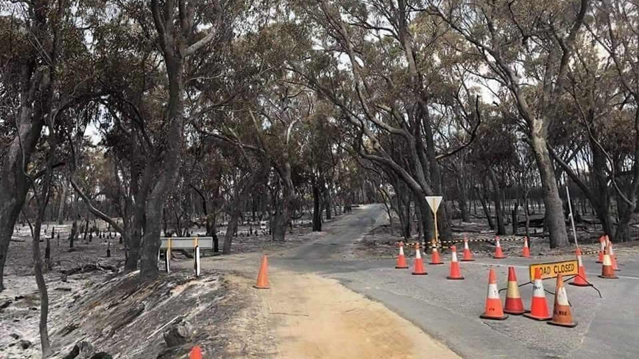 Certaines routes sont fermées à cause des incendies.