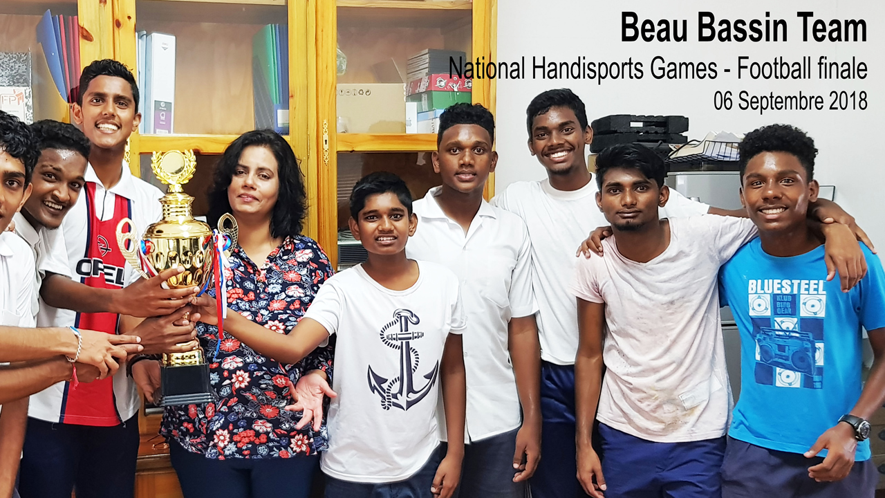 Aartee Bissoonauthsing, en compagnie des enfants fréquentant l’école des sourds. Ceux-ci avaient remporté un tournoi de foot.