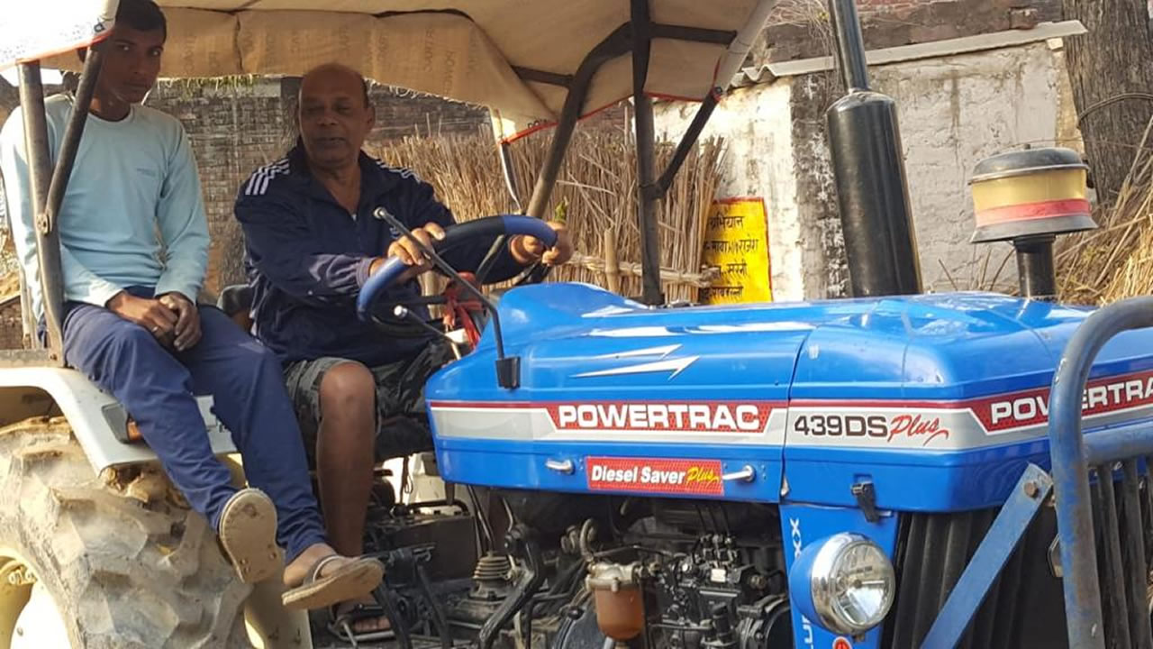 Ajay au volant d'un tracteur dans le village de son grand-père.