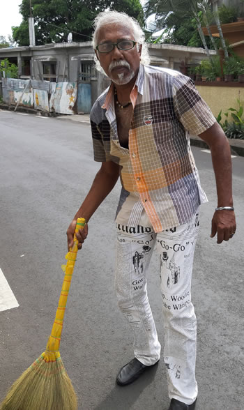 Tous les matins, balai à la main, Anil nettoie devant sa maison.