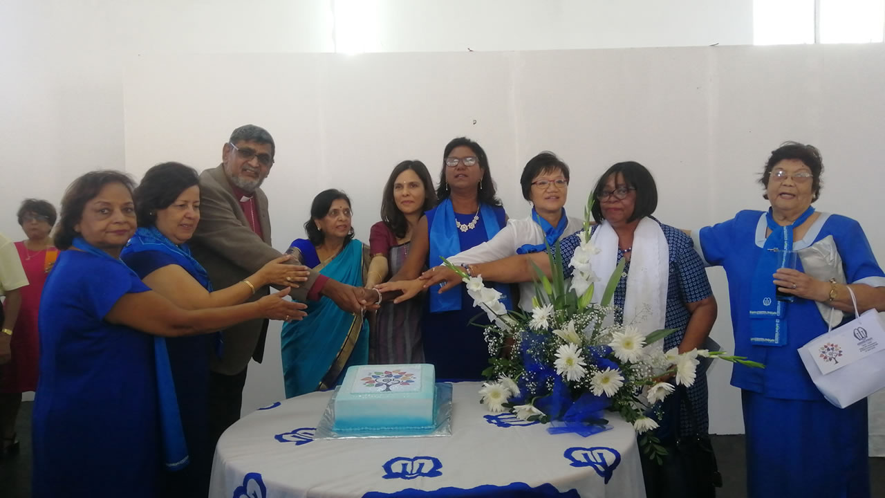 Lady Sarojini et Kobita Jugnauth coupant le gateau des 95e anniversaire en compagnie des membres de la Mothers' Union et Mgr Ian Ernest.