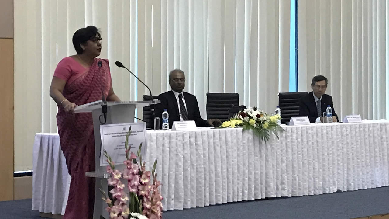 Leela Devi Dookun Luchoomun s’adressant  à l’assemblée.