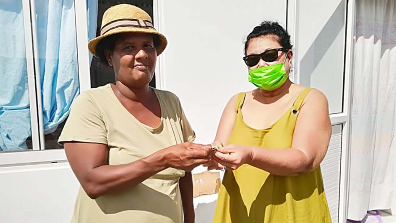 Antoinette Berthelot a reçu ses clés des mains de Lady Joyce Bacha.