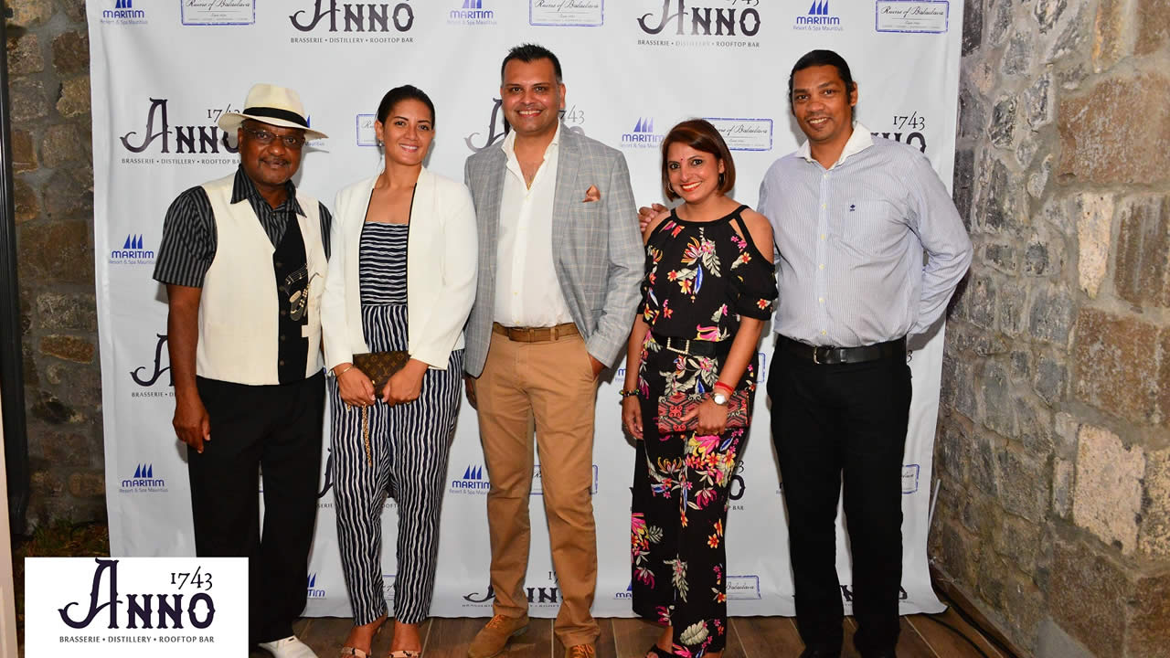 L’artiste Gaëtan Abel, Joanne Tour, députée du gouvernement, Arvind Bundhun, directeur de la Mauritius Tourism Promotion Authority (MTPA), Madhavi Nuckchadee, Banqueting & Events Manager à Maritim Resort & Spa Mauritius, et l’artiste Michael Veeraragoo.