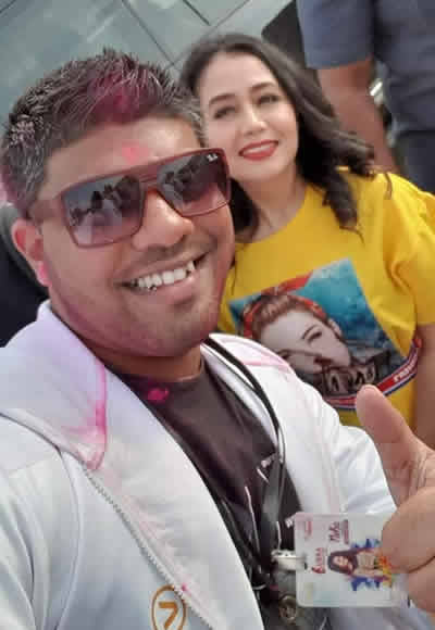 Essam se prend en selfie avec la chanteuse Neha Kakkar. 