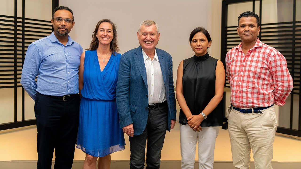 Hubert Gaspard, directeur des Ressources humaines du Groupe IBL Together; Delphine Lagesse, Strategic Innovation and Excellence Executive du Groupe IBL Together; Paul Jones, CEO de The Lux Collective; Aisha Allee, fondatrice et présidente de Blast Burson Cohn and Wolfe, et Thierry Goder, directeur général d'Alentaris. 