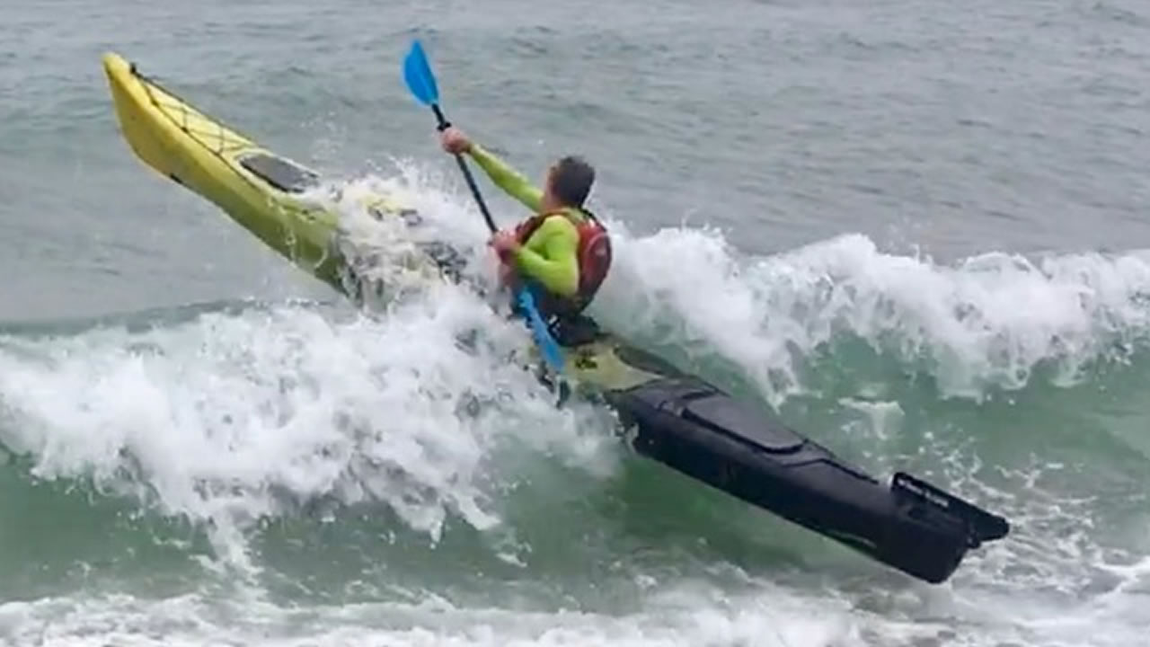 Les plus grandes menaces pour Kevin lors de cette expédition étaient le vent et les vagues déferlant sur le récif.