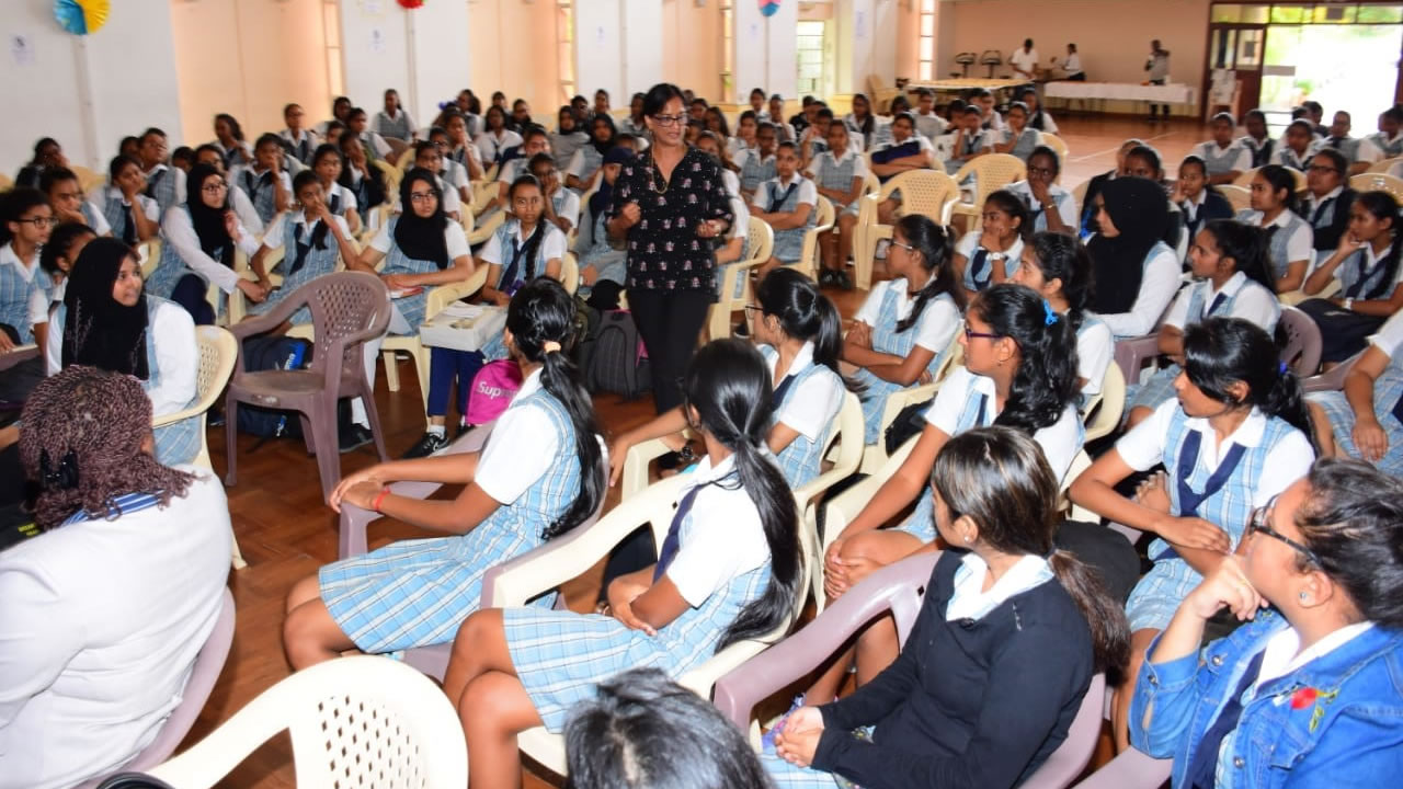 Nousrath Bhugeloo racontant son parcours aux filles de DLSSS.