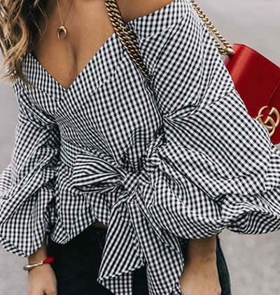 Les robes et les tops off-shoulder sont toujours à la mode.