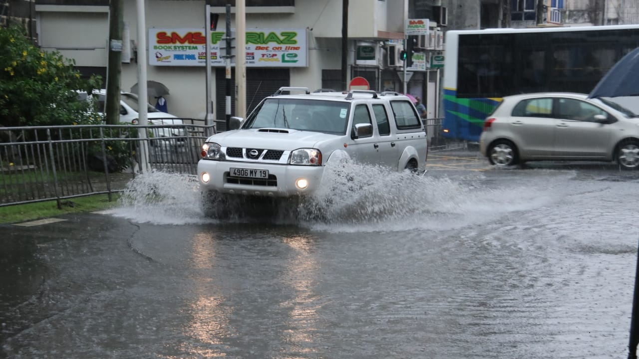 Les véhicules peinant  à circuler à Port-Louis.