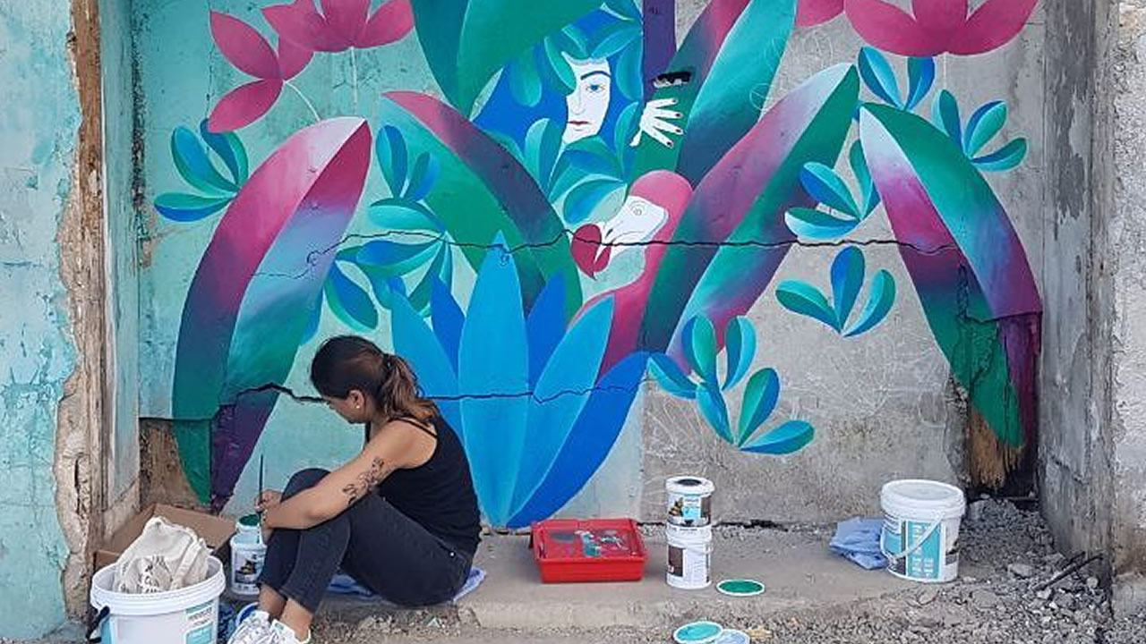 L’artiste peignant sa fresque lors du festival Porlwi by Nature en décembre 2017.