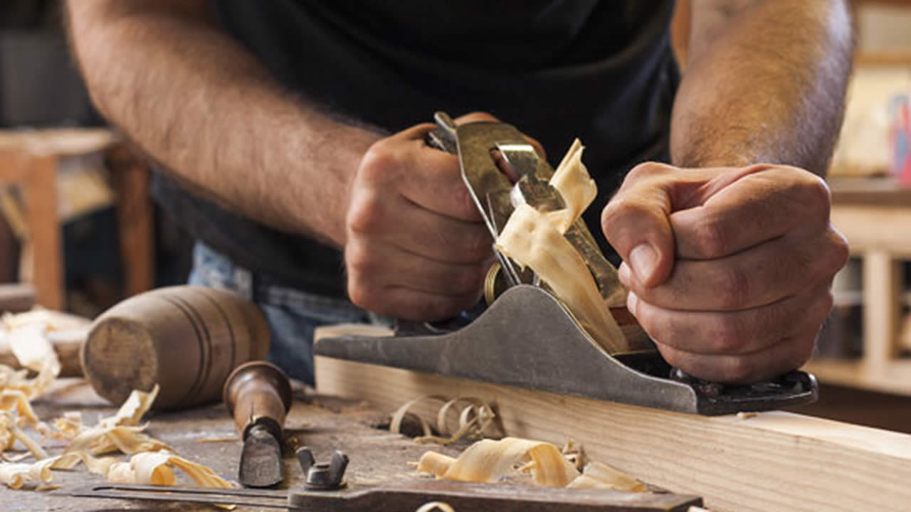 Dans son atelier, Vumarlen fabrique et répare des meubles.