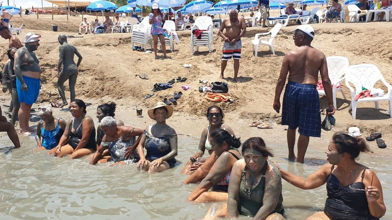 Moment de bien-être avec le bain de boue à la Mer Morte.