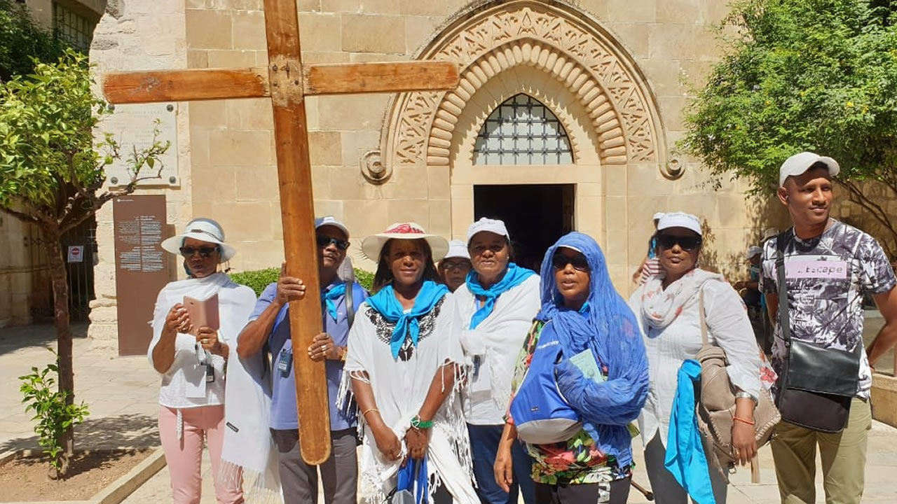 Les pèlerins se préparent pour le chemin de La Croix à  Via Dolorosa.