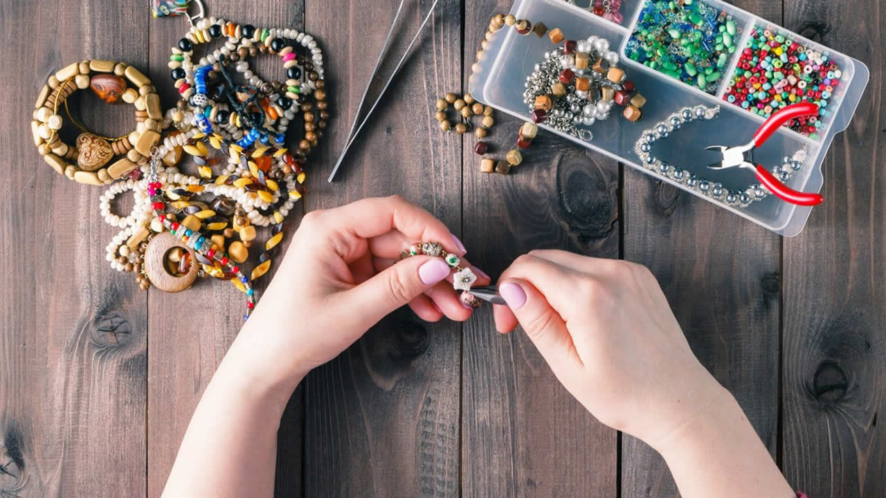 Donnez une seconde vie à vos vieux bijoux démodés. 