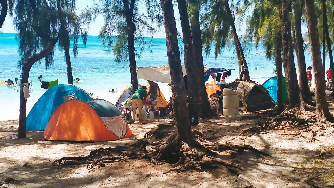 Les campeurs étaient nombreux sur la plage de  Mont-Choisy. 