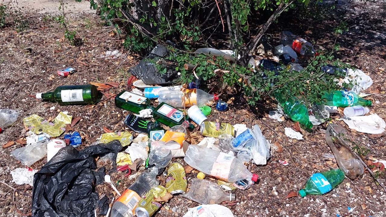 Des randonneurs ont laissé des détritus sur la plage de Les Salines.