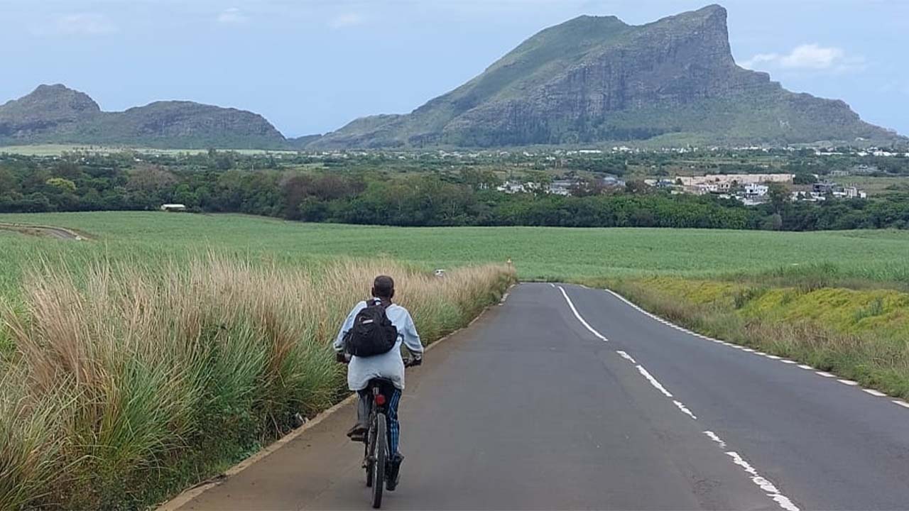 Faire du vélo sur la route en face de la montagne Trois Mamelles est un magnifique parcours nature.