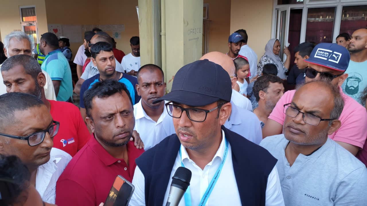 Shakeel Mohamed et son colistier Salim Abbas Mamode après la proclamation officielle des résultats.