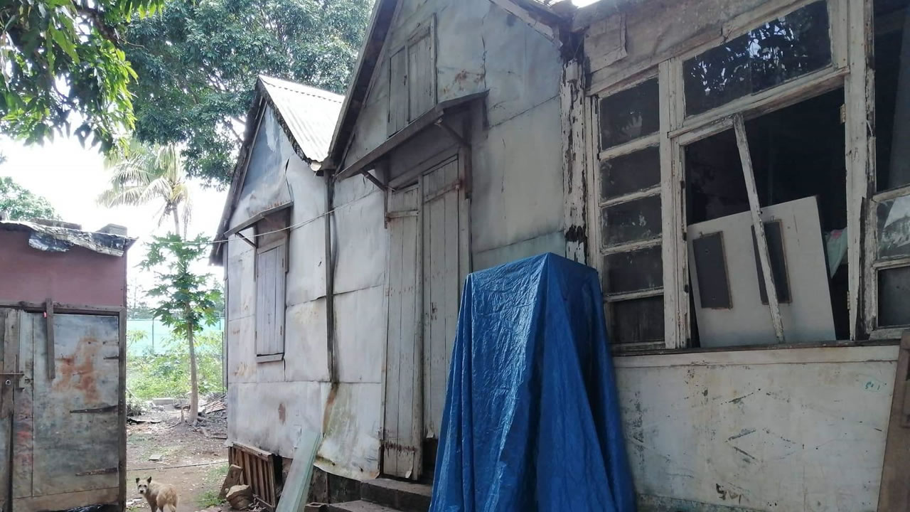 La maison en ruine d’Angela. La misère les oblige à continuer à habiter cette maison.