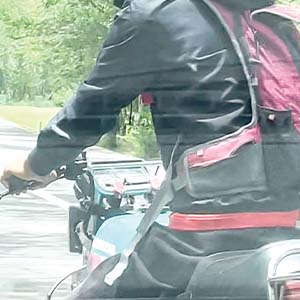 Un motocycliste qui a barré la route  à l’automobiliste.