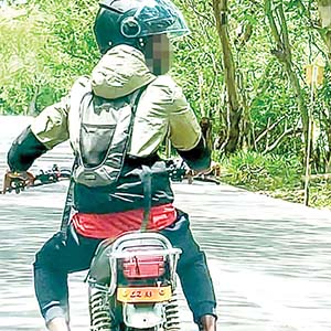 Un autre biker. On voit sa plaque d’immatriculation.