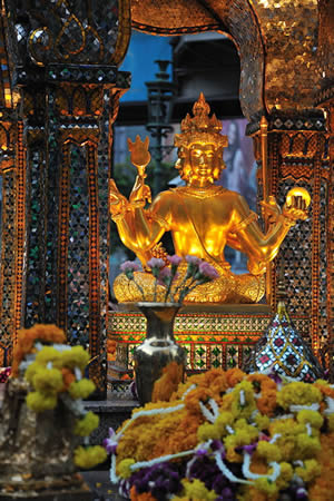 Le sanctuaire Erawan à Bangkok avec les nombreuses offrandes de fleurs.