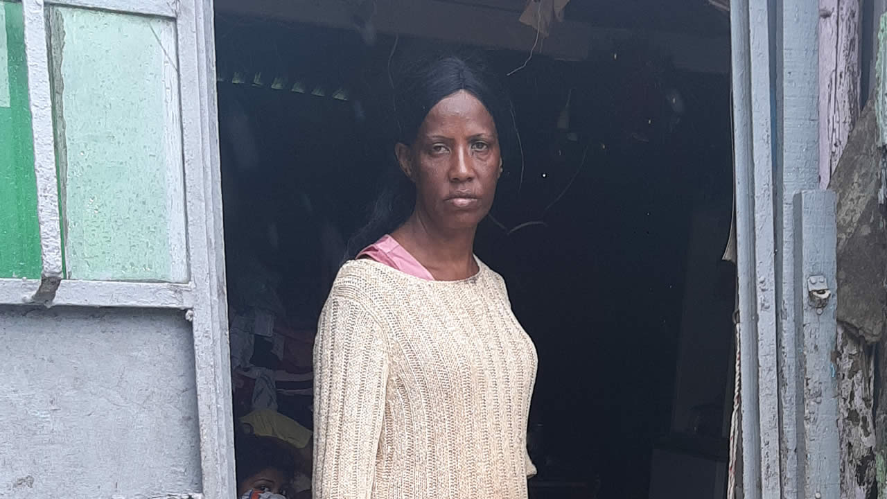 Cette femme se bat depuis des années pour régulariser sa situation de squatteuse mais ne voit rien venir de concret.