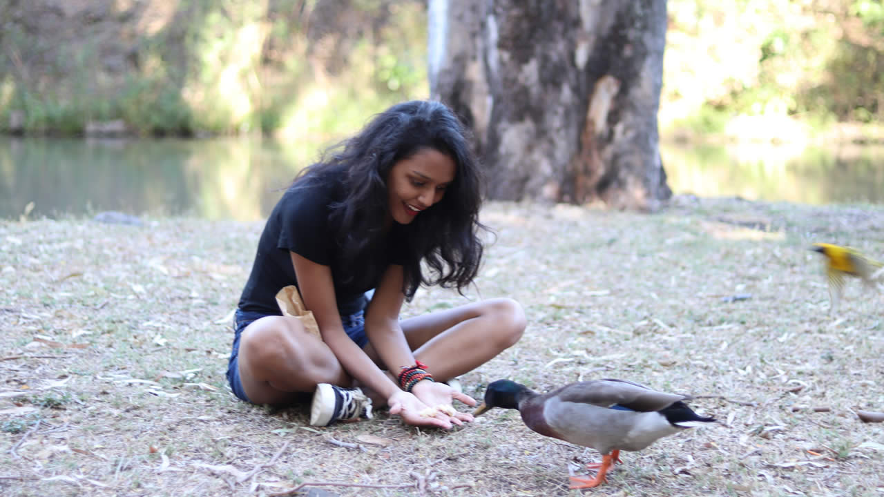 La jeune femme est passionnée par les animaux.