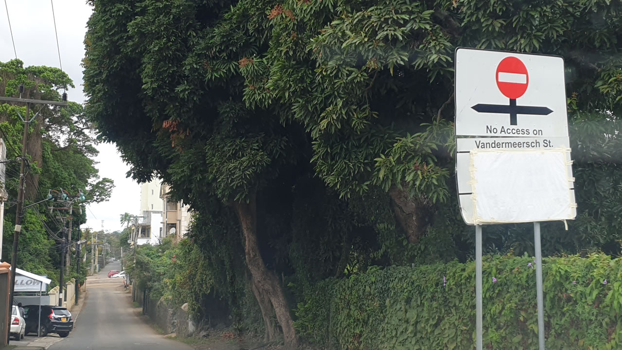 ... Signalant des fermetures des routes et des déviations.