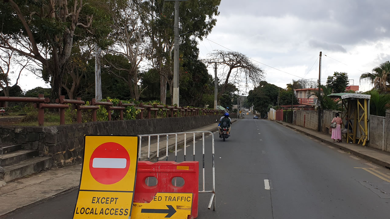 Les panneaux mobiles pour des déviations temporaires sont choses courantes. 