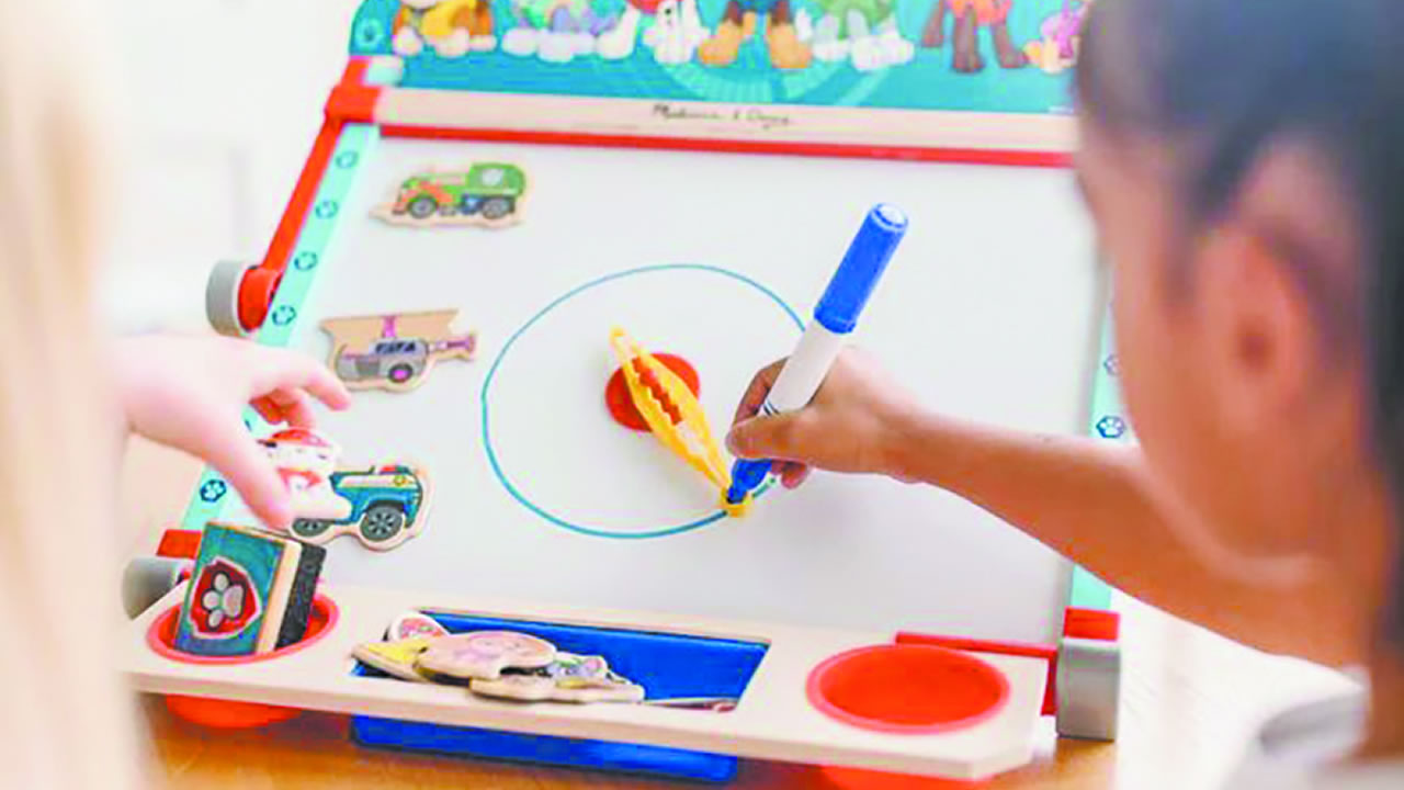 Le Paw Patrol Tabletop encourage les enfants à écrire et dessiner.