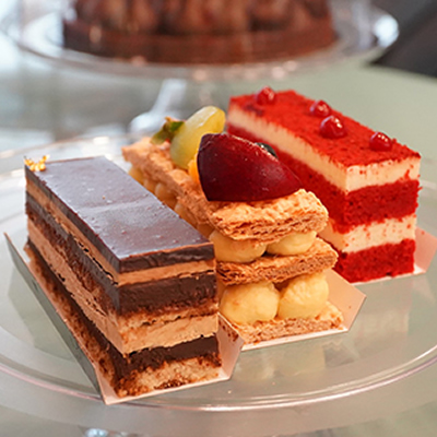 L’Opéra, le Mille-feuille et le Red Velvet sont parmi les best-sellers de Rocher Coco.