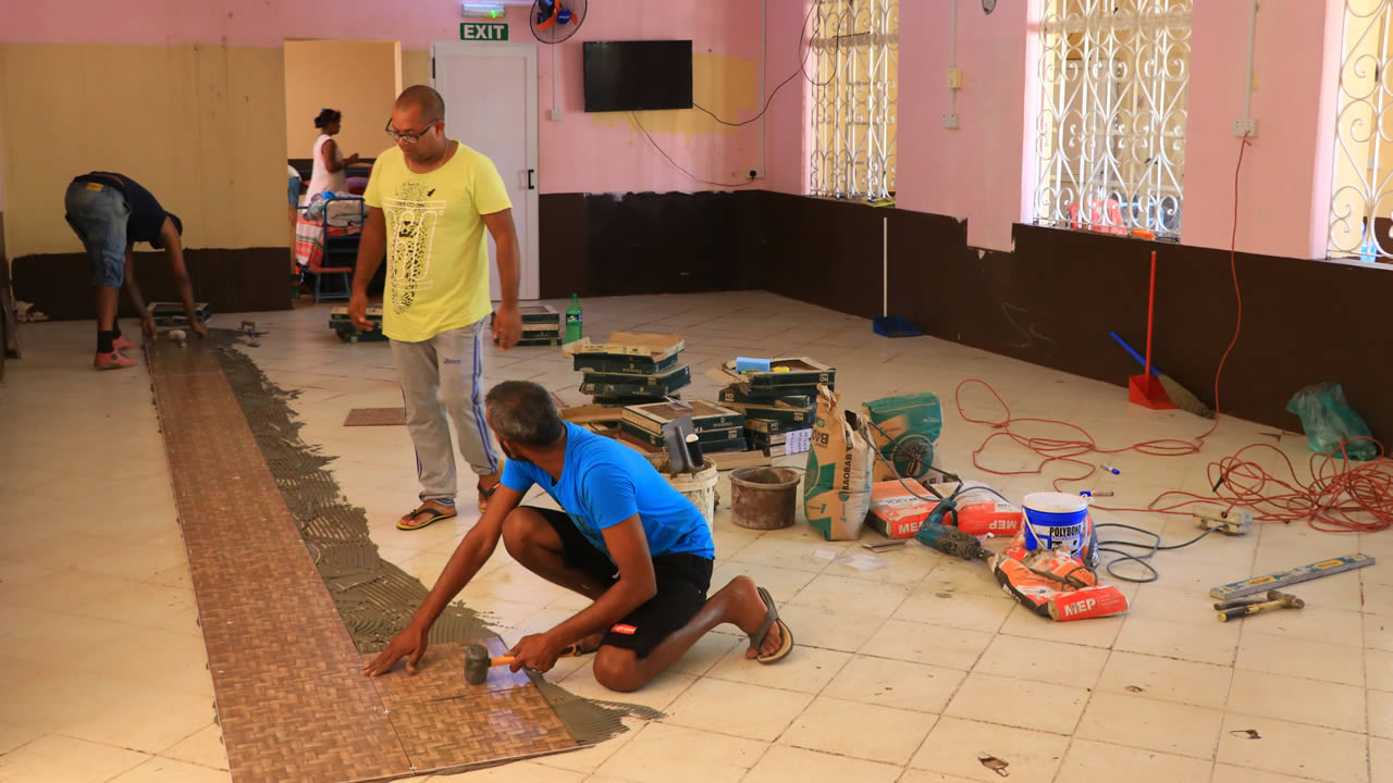 La salle rose de l’ashram Gayasingh est en phase de rénovation et les travaux devraient s’achever ce week-end.